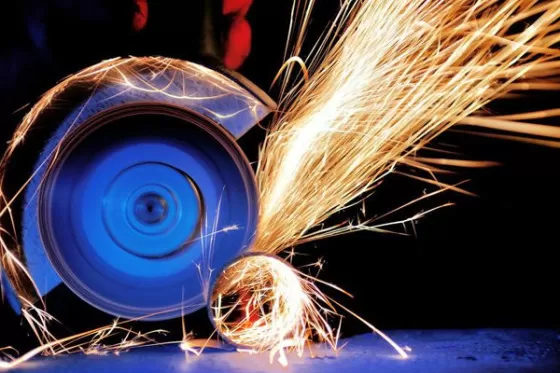 Apresentando a Tecnologia Italiana, especializada na produção de discos abrasivos em resina reforçada com fibra e discos de desbaste Cymbal.